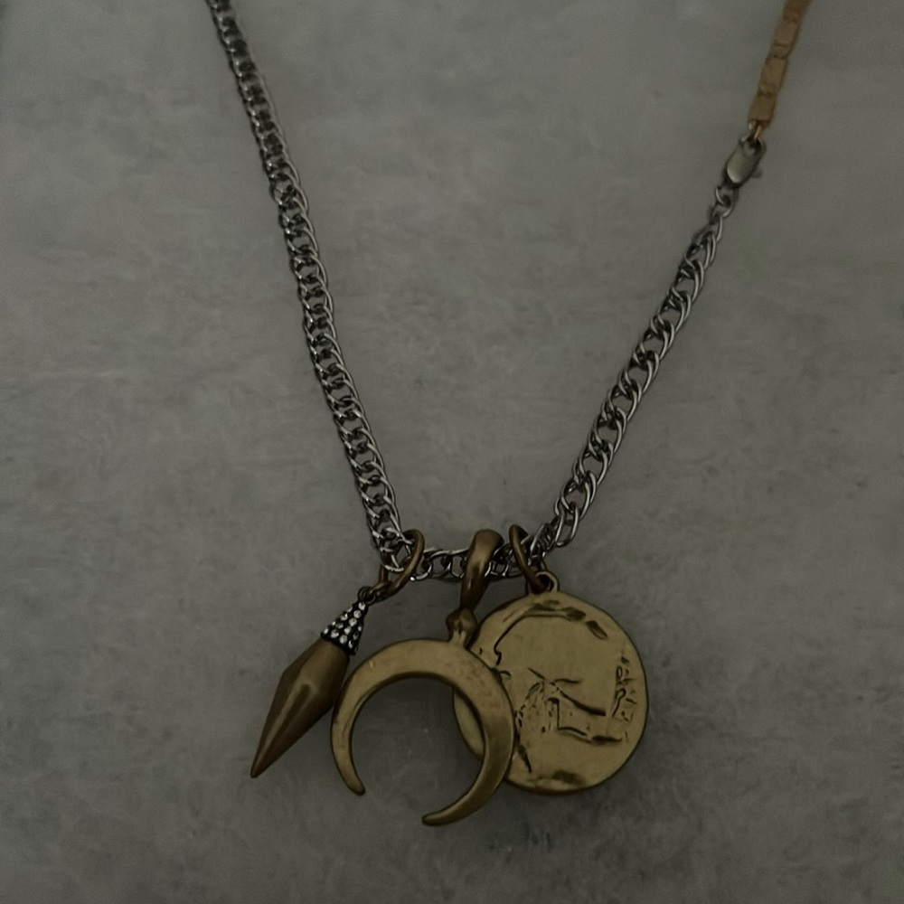 Stella and Dot beautiful necklace. Never used still in box